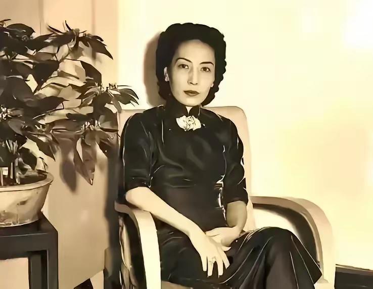 1948年，22岁的孟小冬察觉怀有身孕，紧张地告知57岁的杜月笙，一代大佬听闻后