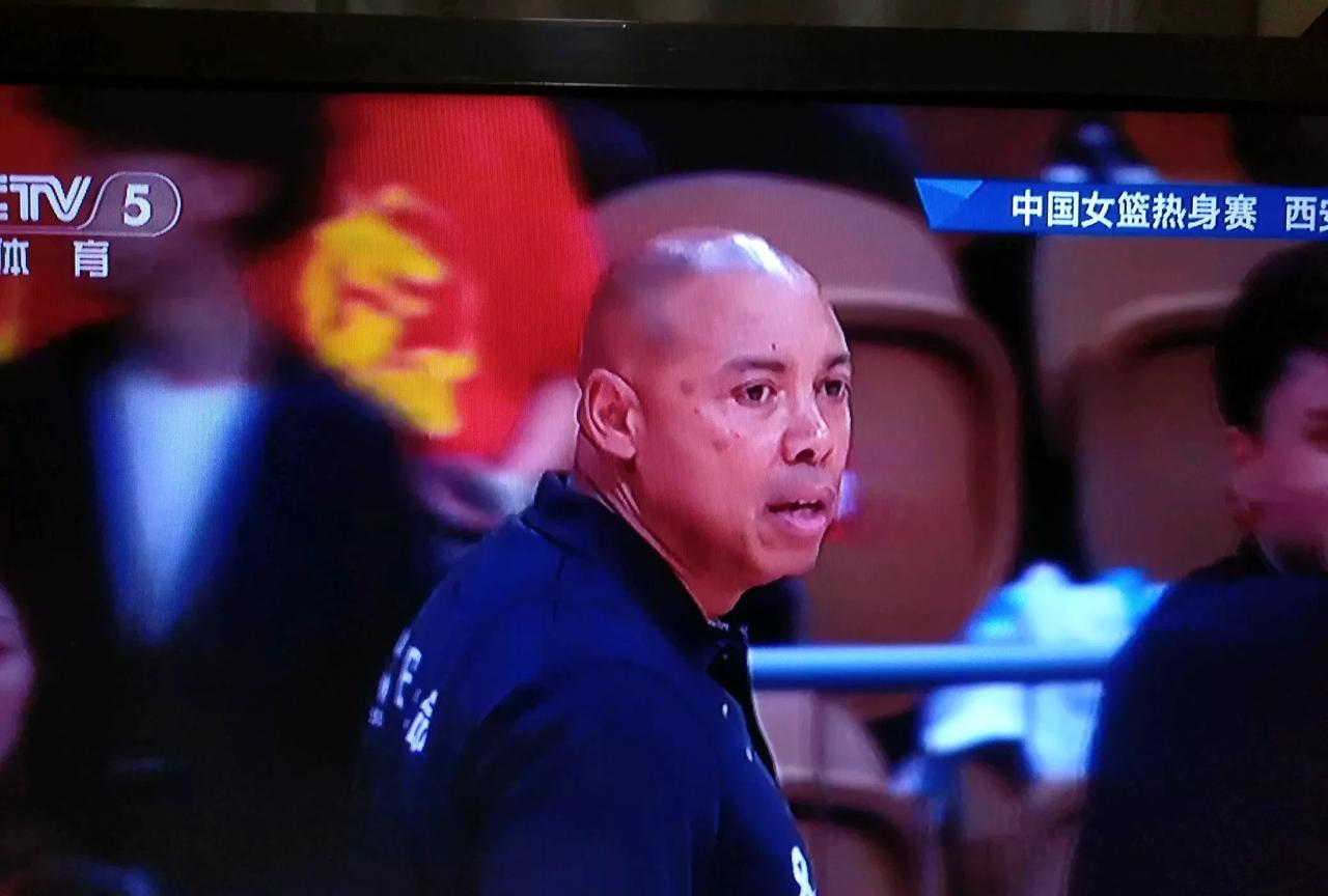 四场女篮热身赛战罢，日本女篮主教练的话，提醒我们泄密了。所以，他说他找到了对付张