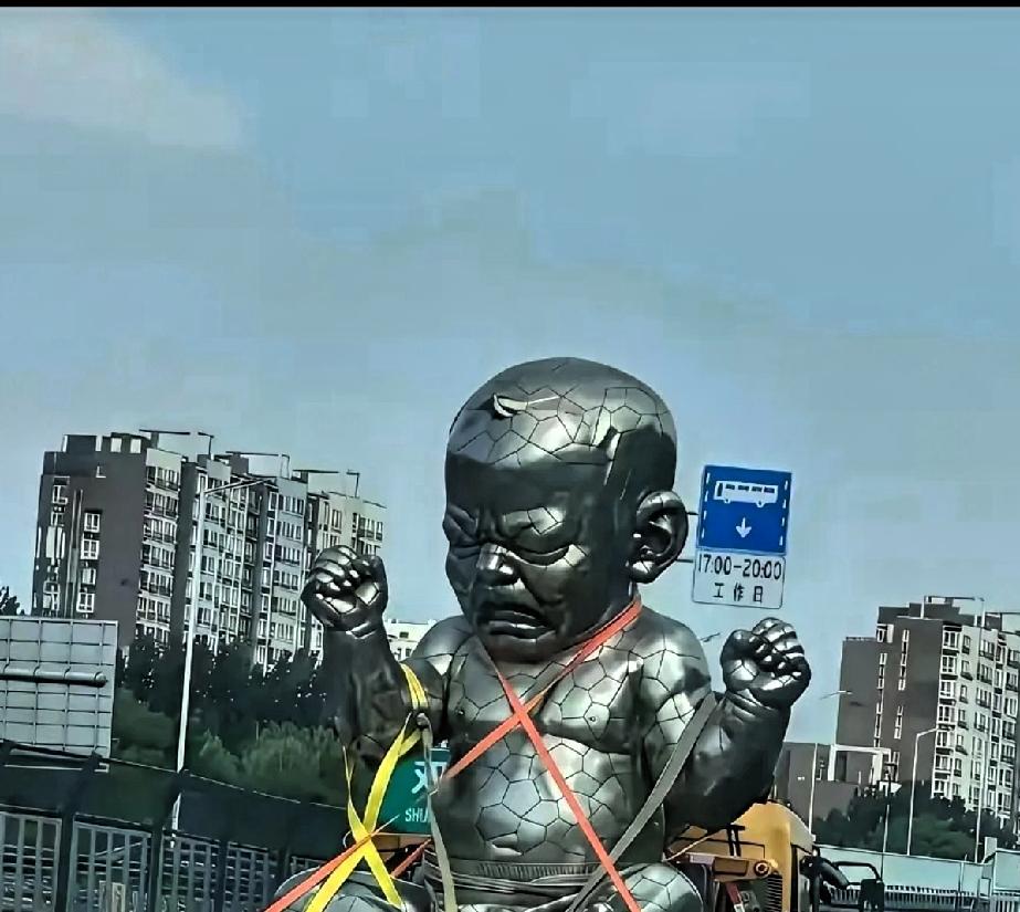 为什么是全身破裂啼哭，是诅咒吗？为什么不搞点快乐健康向上的作品呢？雕塑者的内