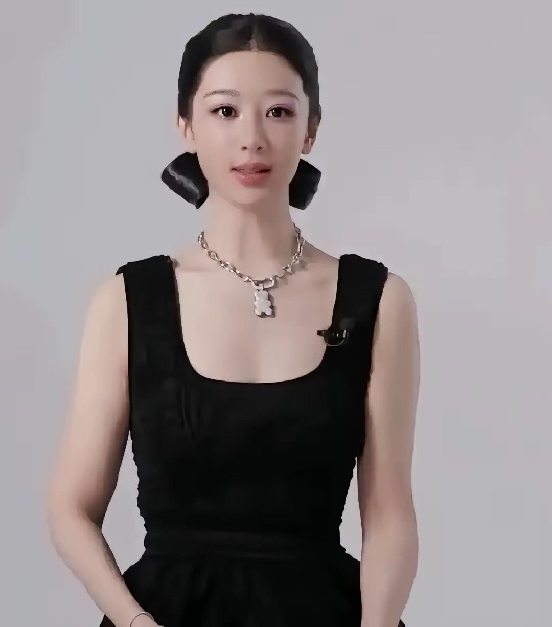 杨紫露额照冲上热搜第一昨天刚刷到，我差点没认出来。没刘海的杨紫，整张脸像突然