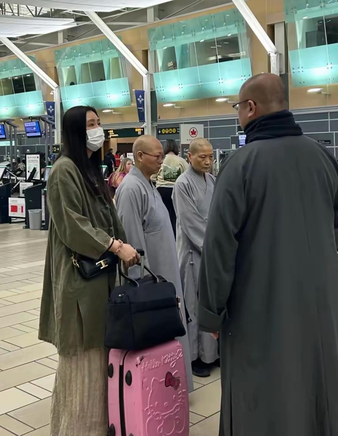 58岁王祖贤早就皈依佛门了？她和几个和尚同行，穿着佛系居士服……大概这就是带发