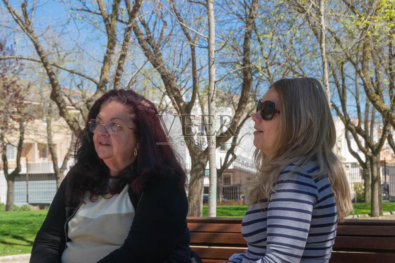 两个女人在公园聊天。其中一个女人说，我老公每月才赚4500，太少了，不够家里用。