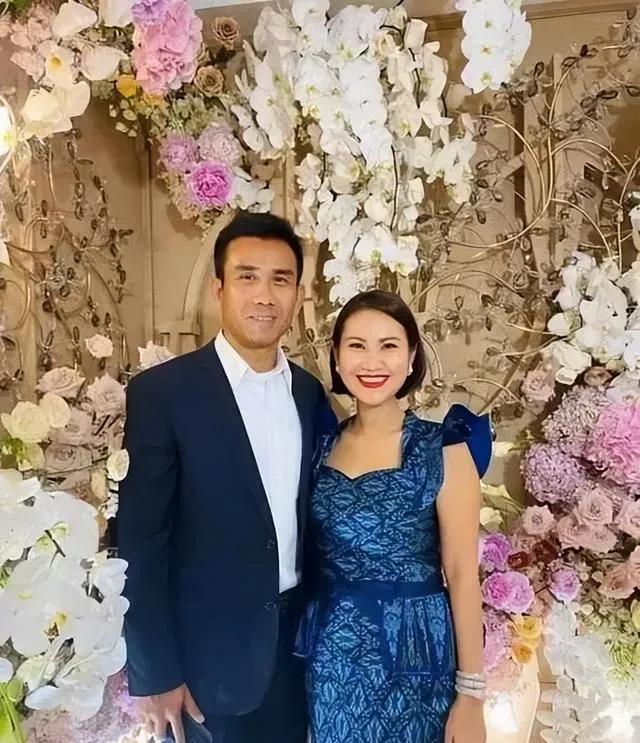 洪森最大的败笔应该就是他的养女洪玛丽，这家伙非常叛逆，她竟然在国外跟一女子结婚，