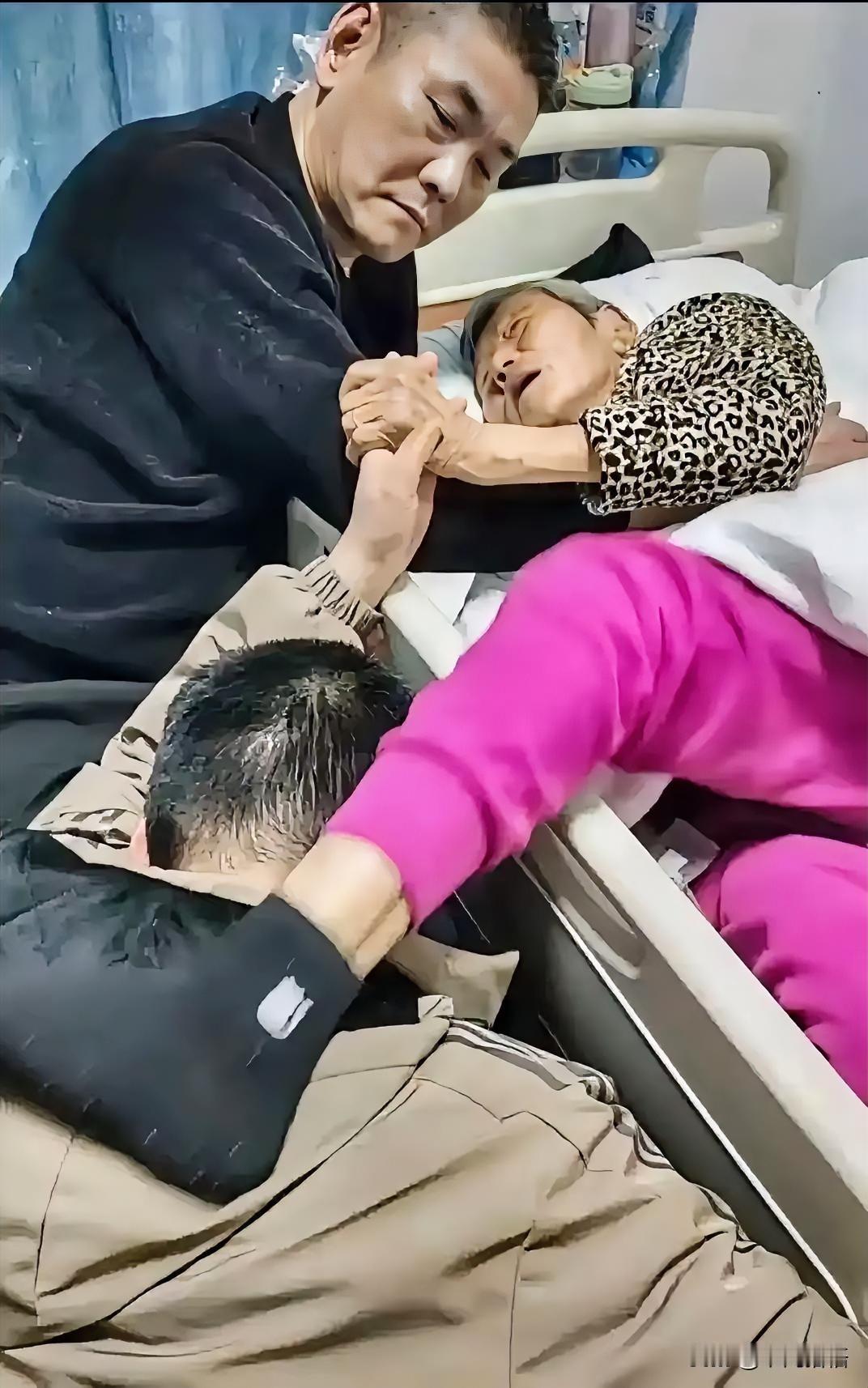 一位医院护工说：“一个生活不能自理的老人躺在床上，你去日夜不分地照顾两个月，你就