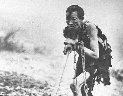 1949年，青海解放那天，一个瘸腿奴隶闯进了解放军驻地，见人便喊：“我是你们红军