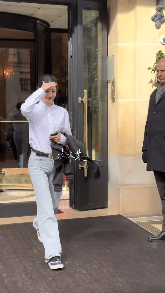 女装牛仔裤也没有放过王楚然时装周美神降临，牛仔裤秒变路人。王楚然亲身示范：不是