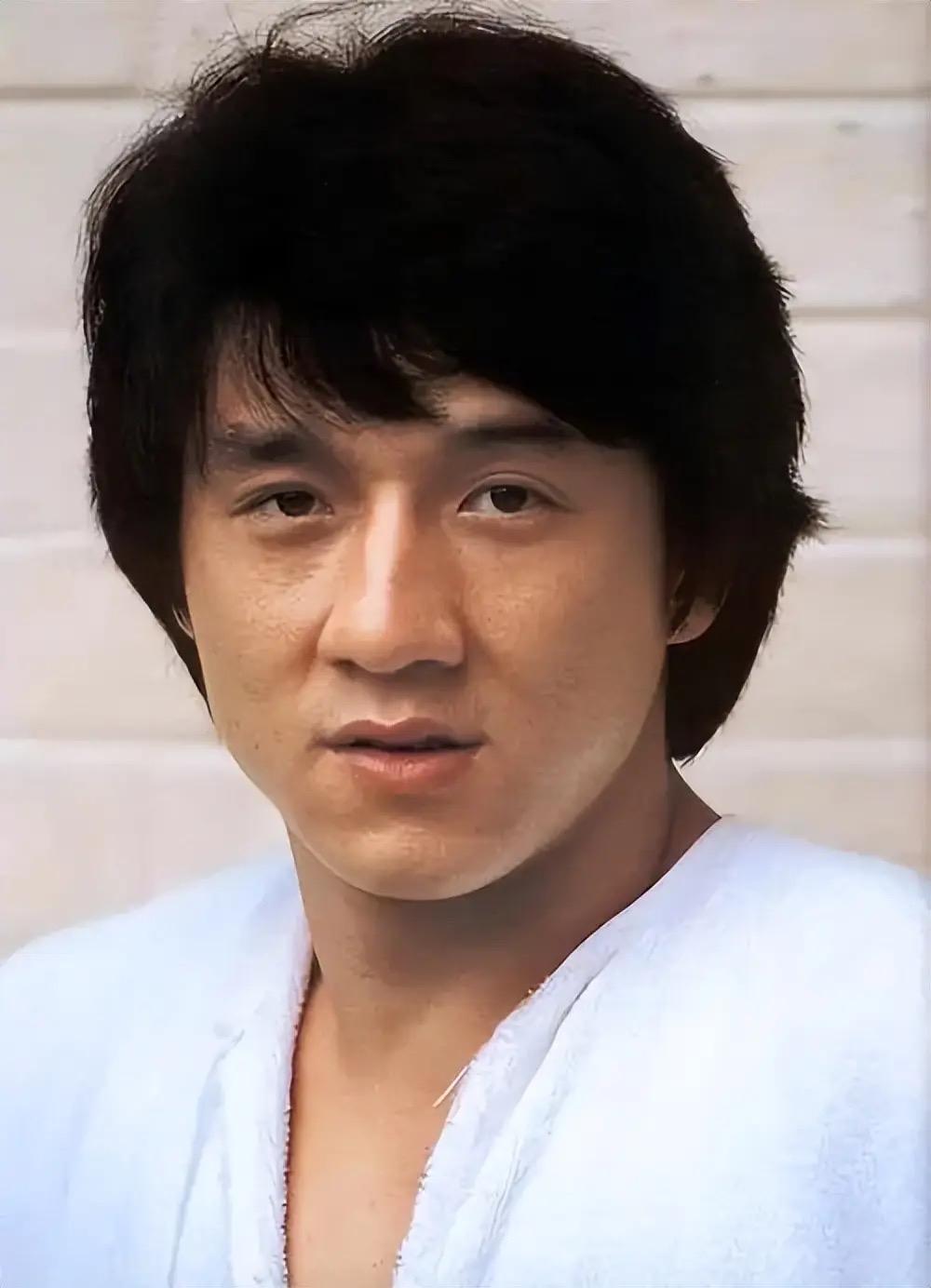 成龙和吴卓林关系会缓和，因为吴卓林现在在香港旺角夜市卖自制T恤，被问父亲只说要赚