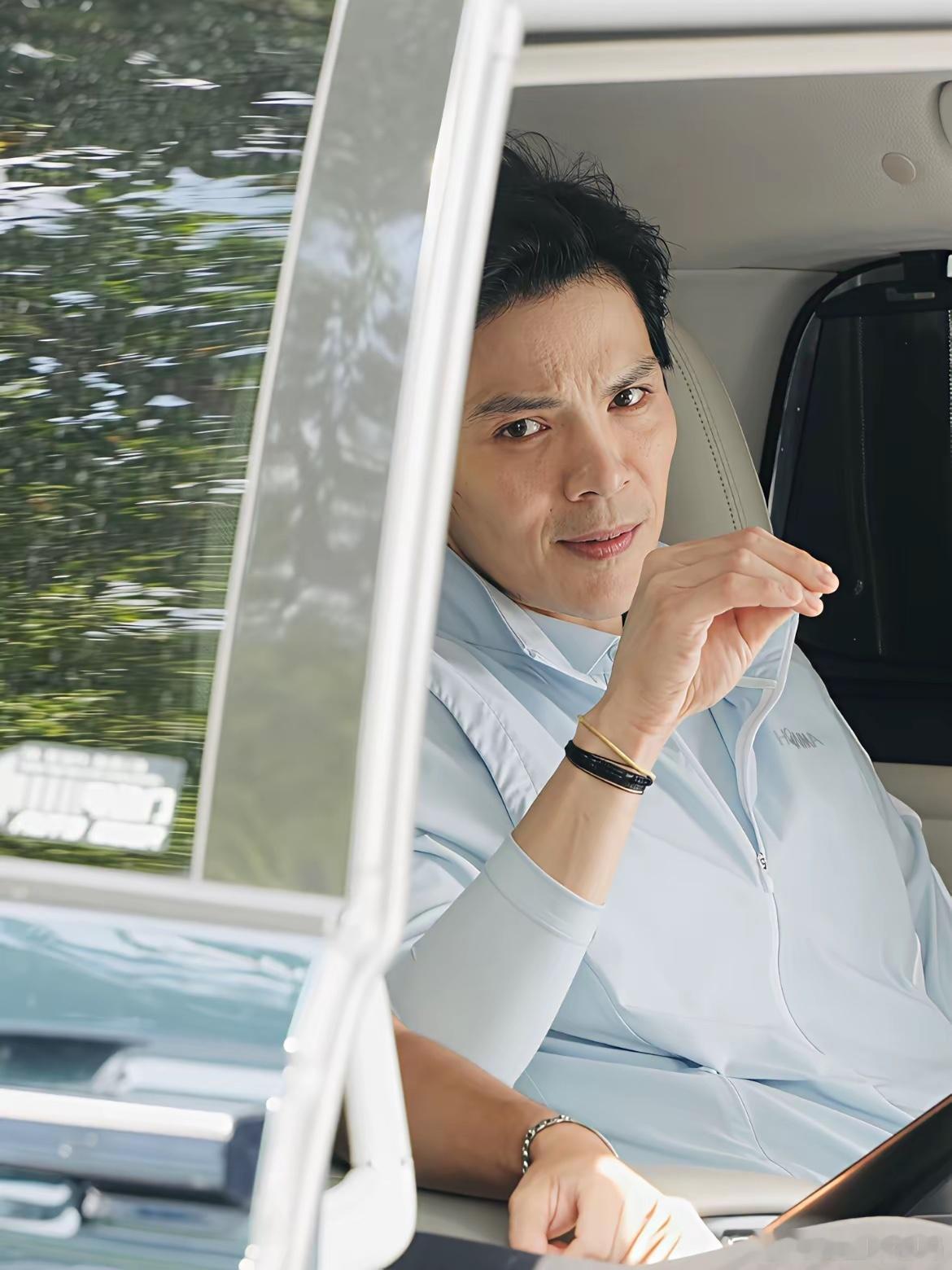 向佐豪门气质觉醒了，突然变帅了，一改往日浮夸的装扮，长发一剪，西装一穿，言行举止