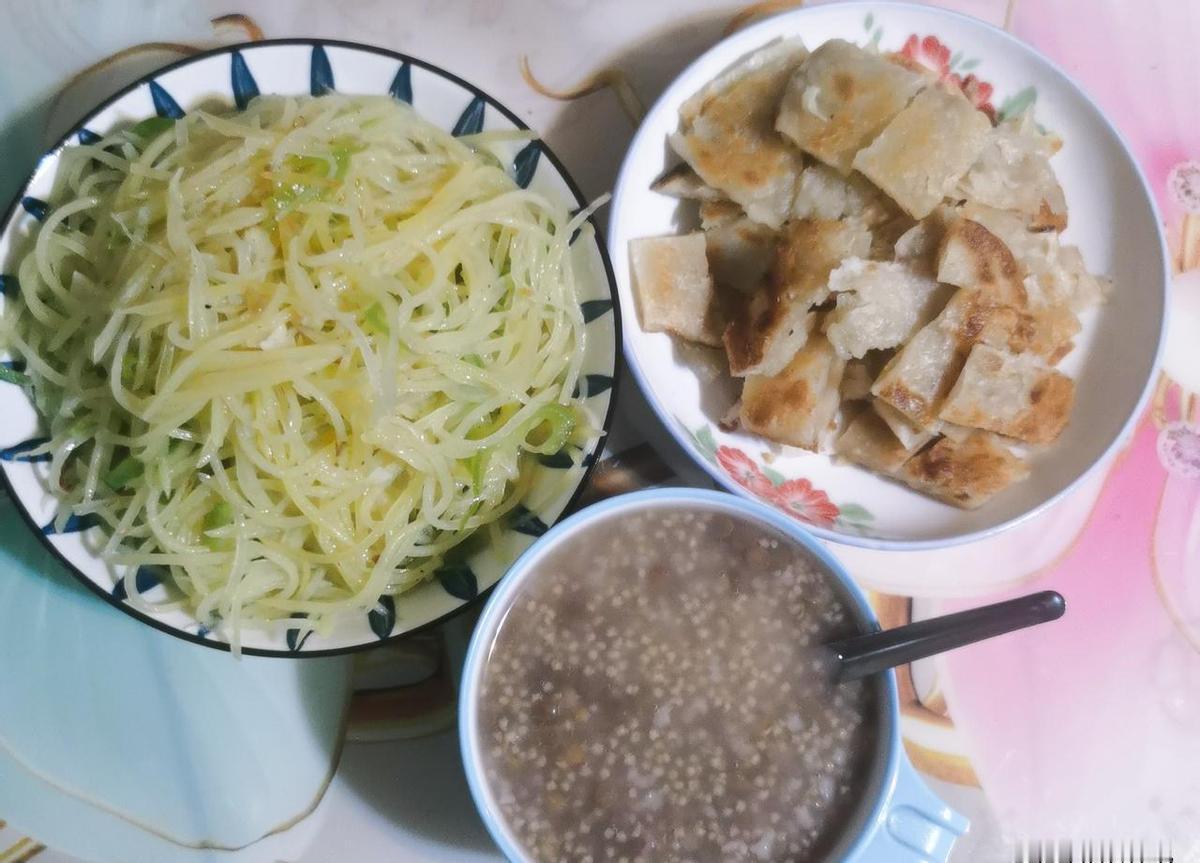 妈妈的烙饼，没改过配方，但日子早悄悄升级了。面粉跌了两分钱，电饼铛省电三成，凉