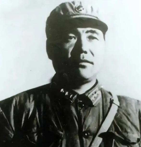 1967年深夜，军事教官郭兴福含泪掐死两子一女，随后妻子自杀，郭兴福被判处死刑。