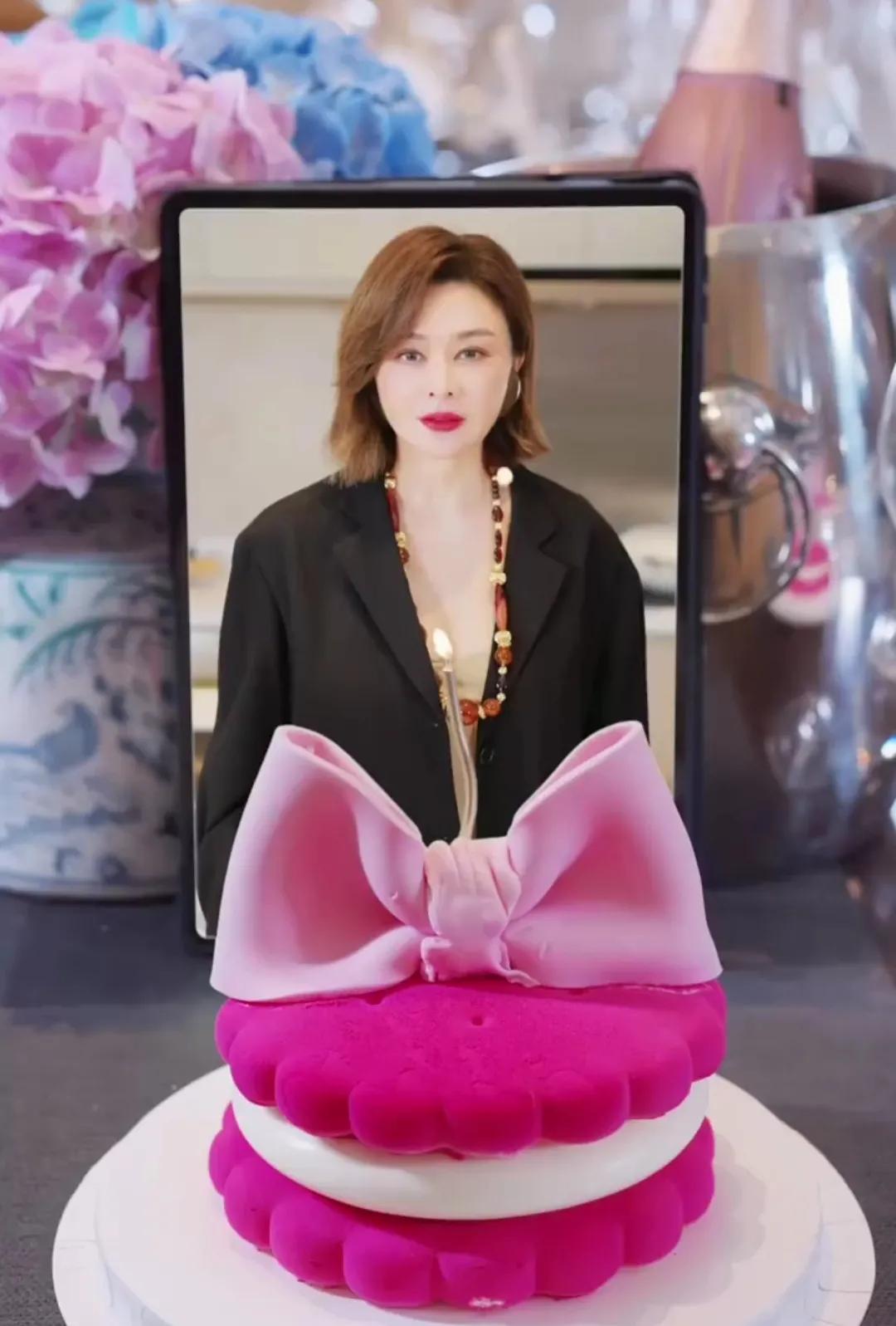 女神十三姨63岁了，这状态好过99.9%的人吧。关之琳向来以高颜值著称，关大
