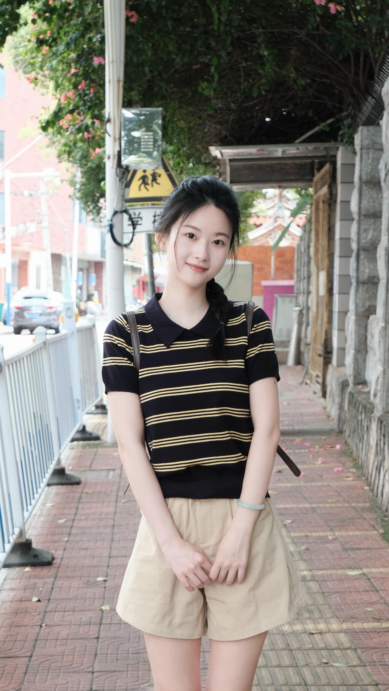绿树阴中见，娇花影里行。