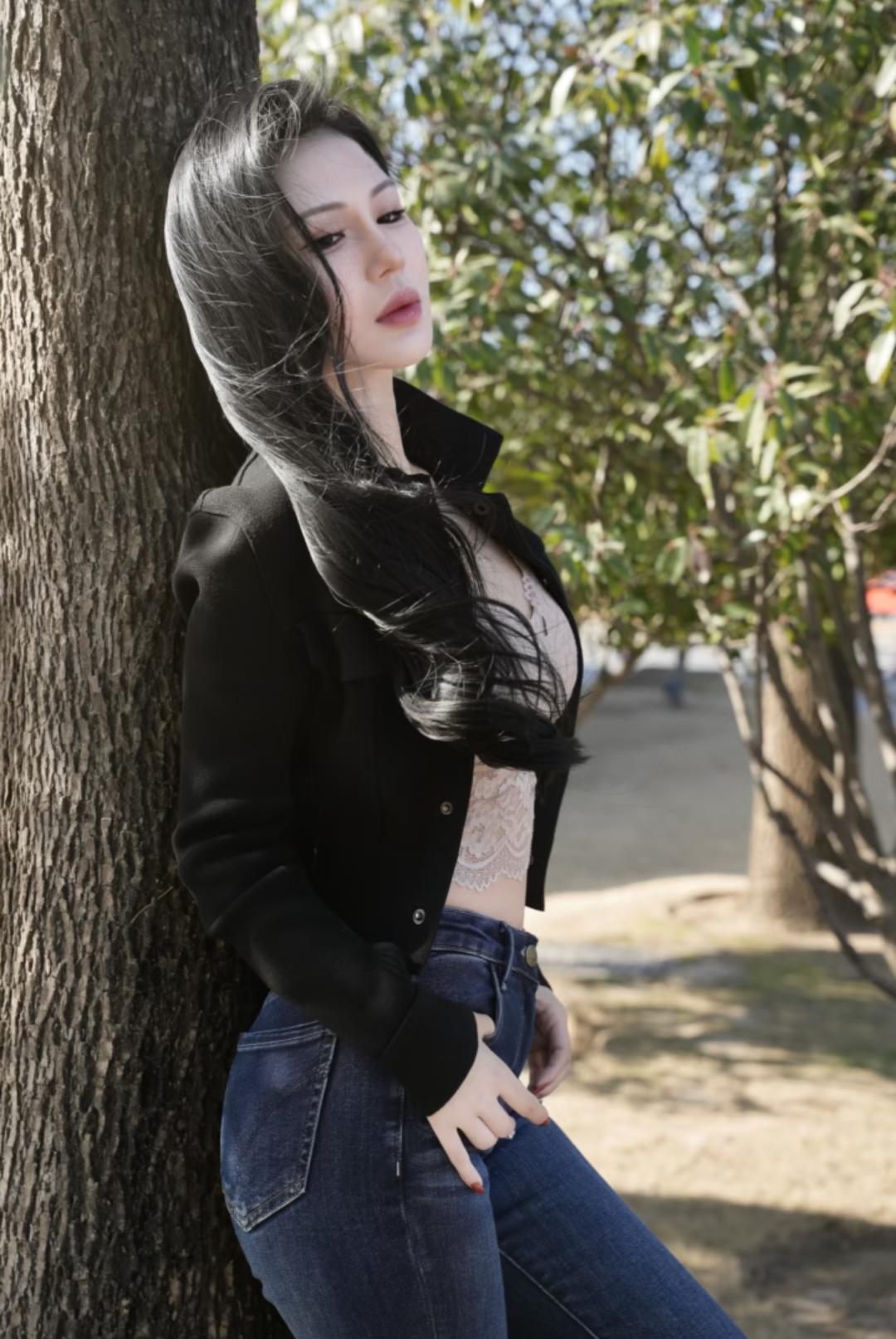 树影婆娑间，美人倚树立。