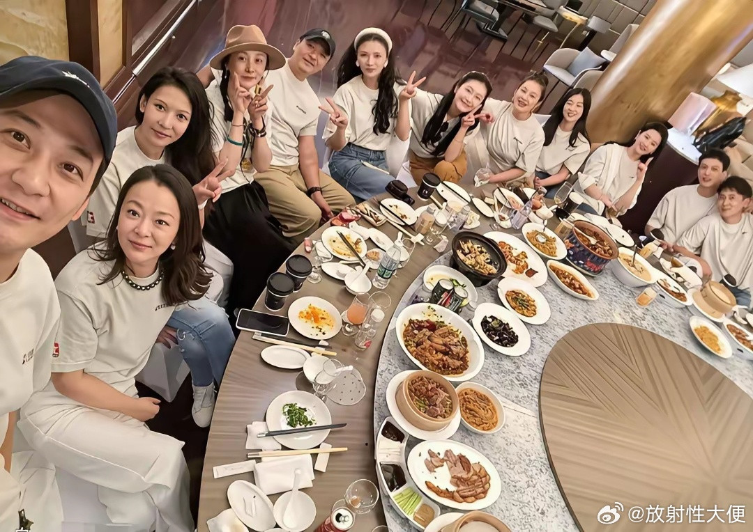 这是刘亦菲的同学聚会吗？谁最美真的好明显，一眼就能看出。