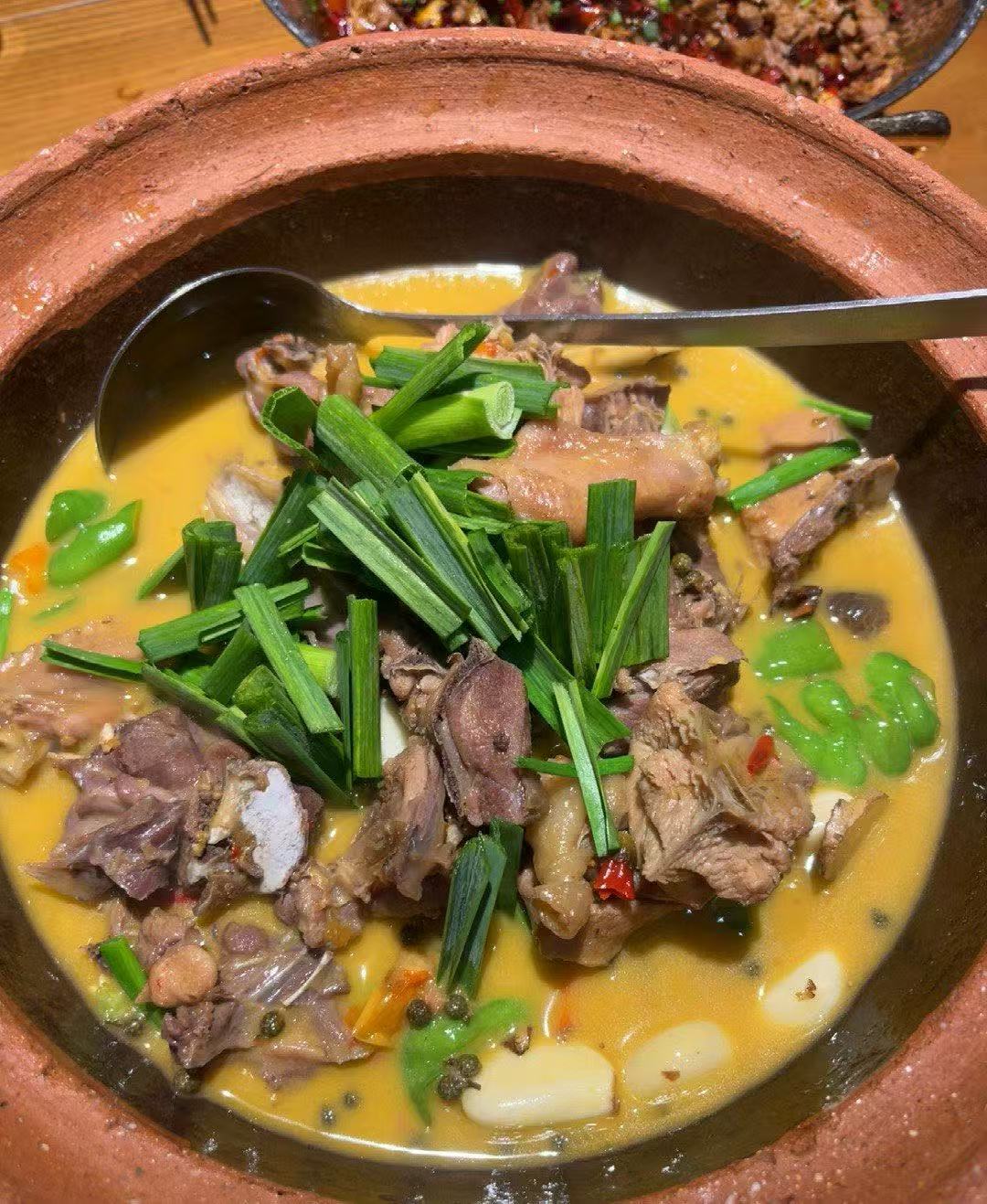 湖北荆州美食，这家鸡店土菜好下饭！