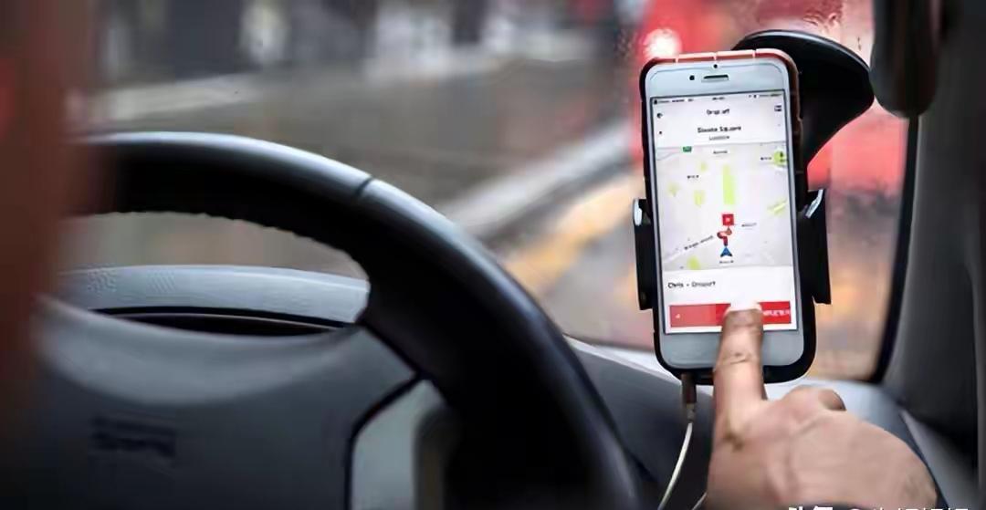 杭州网约车司机老林听说新规后，把手机计算器按了三遍，结果一样：每天跑8小时，月入