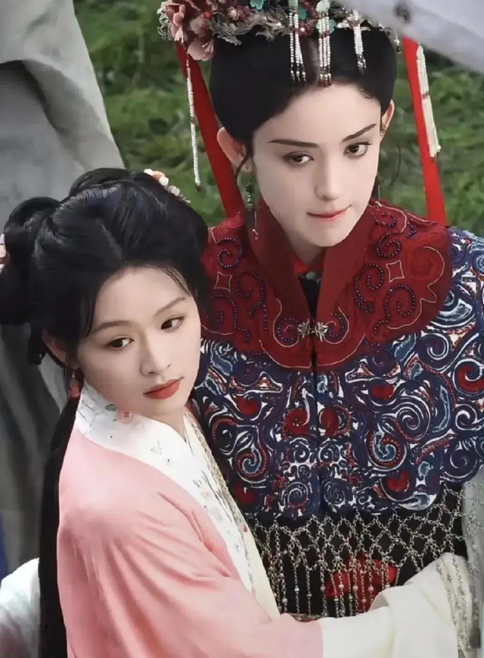 短剧顶流日薪3万，新人演长剧半年0收入横店群演群里天天在吵：接短剧三天能拿