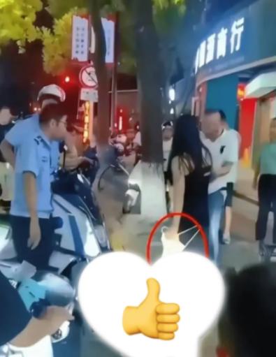 笑不活了。浙江温州，女子晾晒内裤的时候，一不小心手滑了，内裤掉到了楼下，结果正好