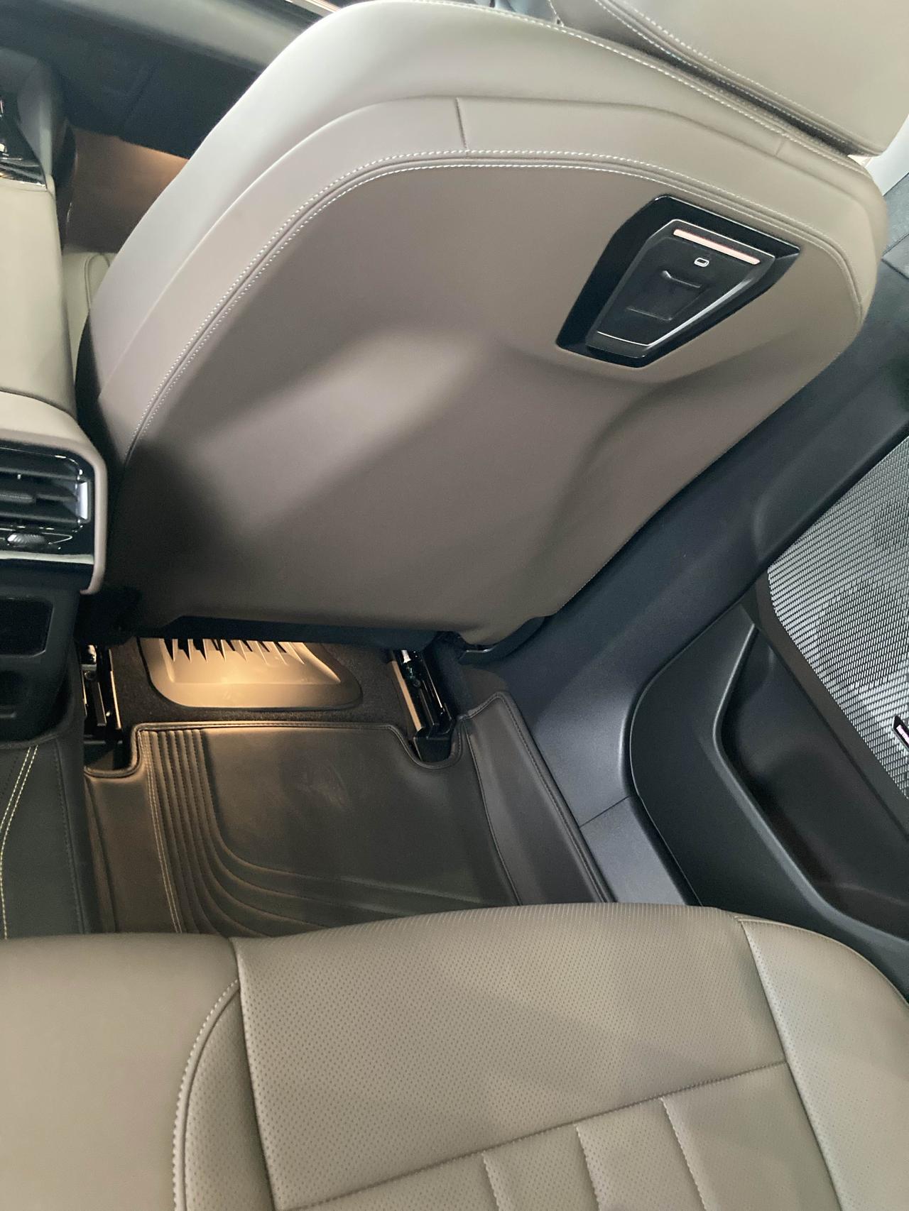 今天开了宝马5系上了趟高速，说说感受1，完全没有开大车的感觉，变道转弯的时候