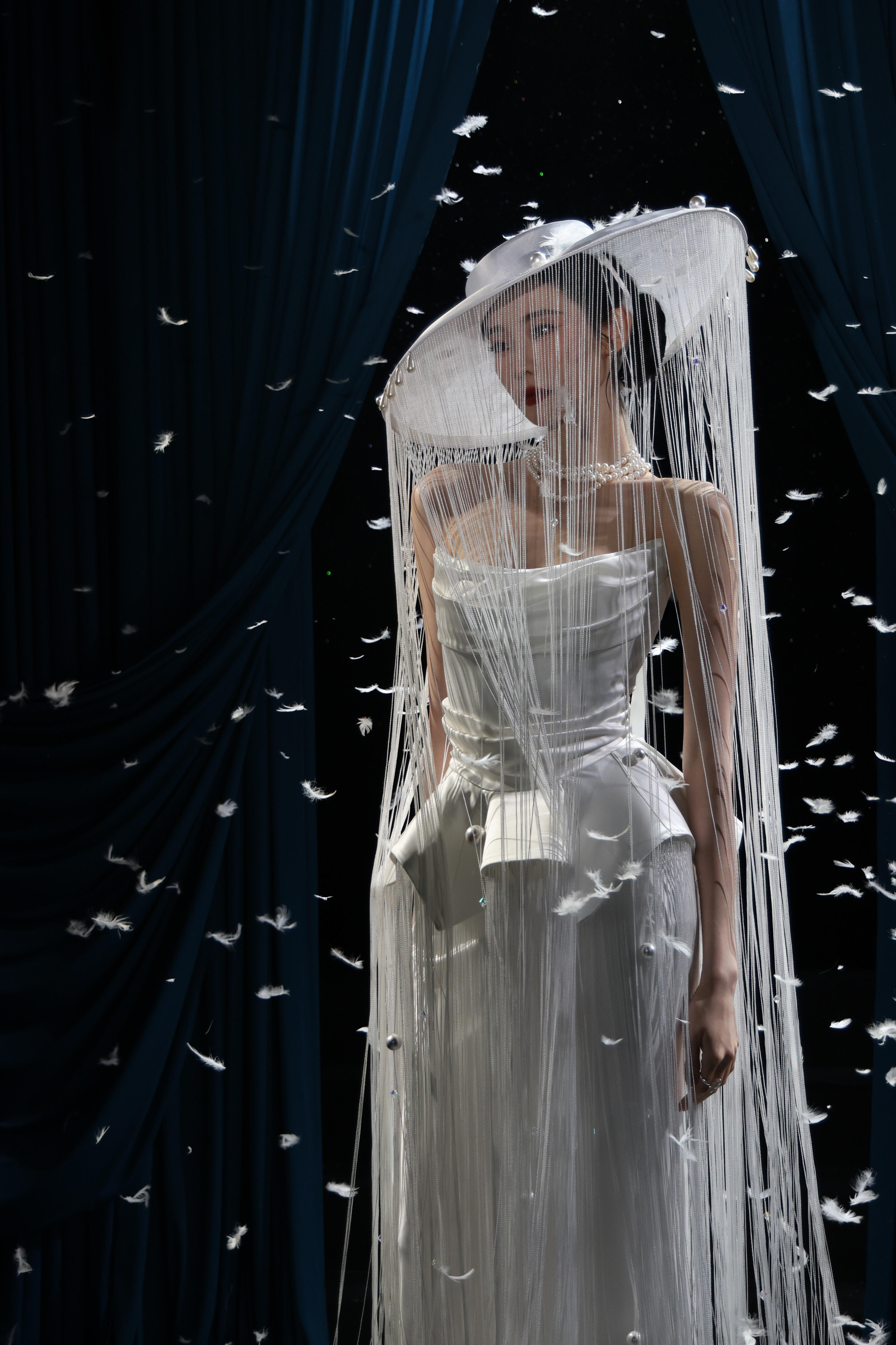 张艺凡请你好好用脸张艺凡这组造型也太好看了！人高腿长，造型能撑得起来。