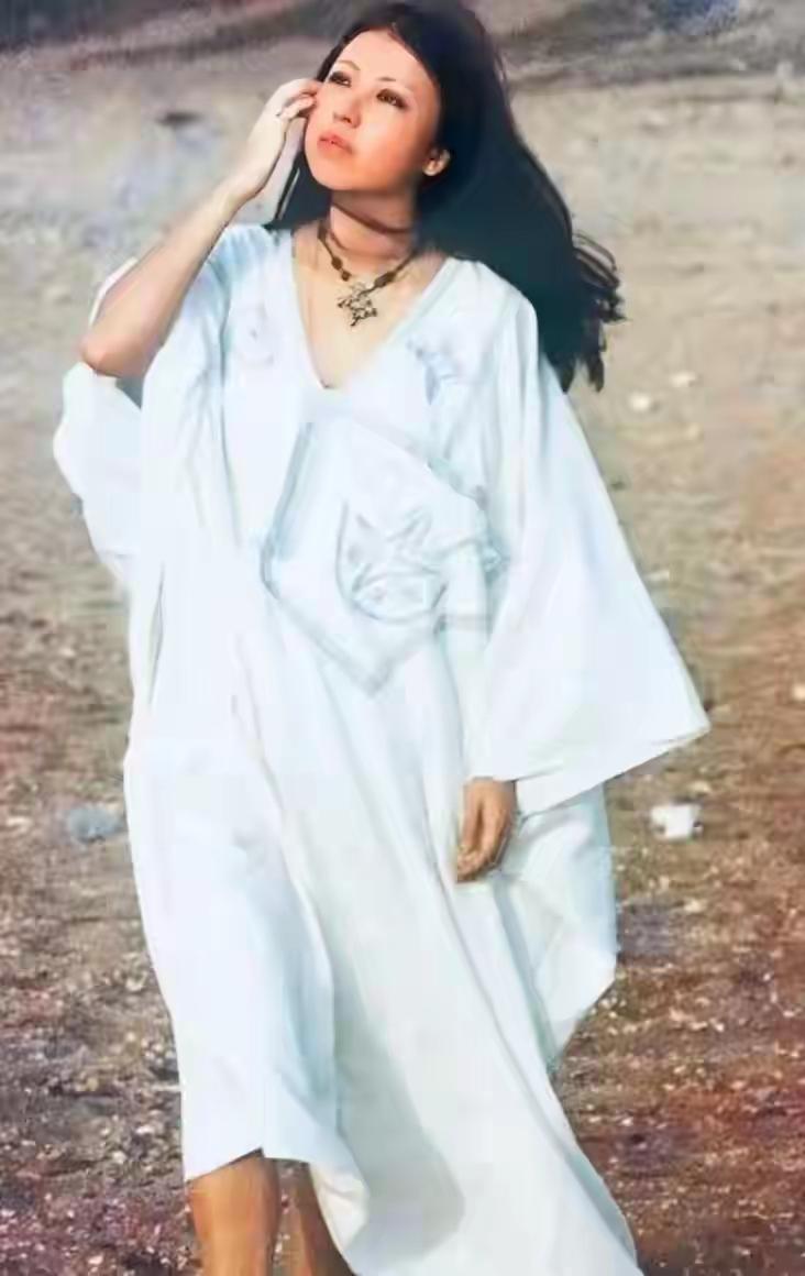 1990年，46岁的三毛专程到新疆，想和76岁的王洛宾在一起。可王洛宾坚决不肯和