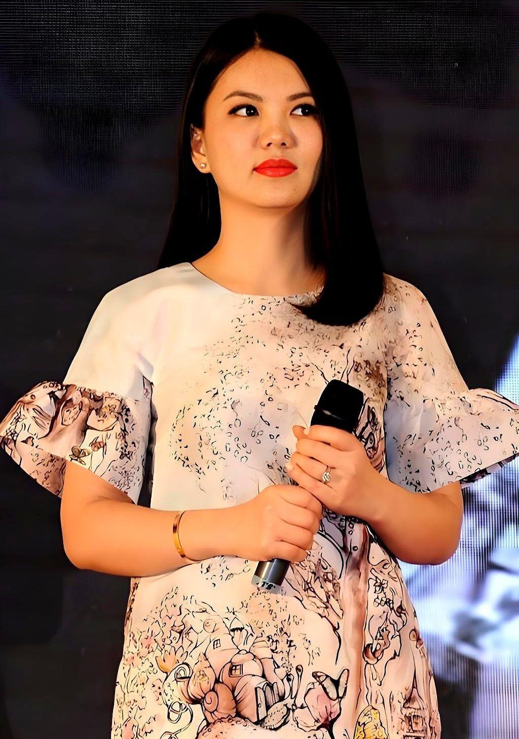 王岳伦被关门外过夜的“家规”，原来藏着离婚伏笔？夏天蜷走廊地垫冬天冻得发抖