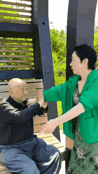 大爷当年追过这个大妈，可是却被大妈拒绝了那年大妈才18岁是村里有名的一朵花