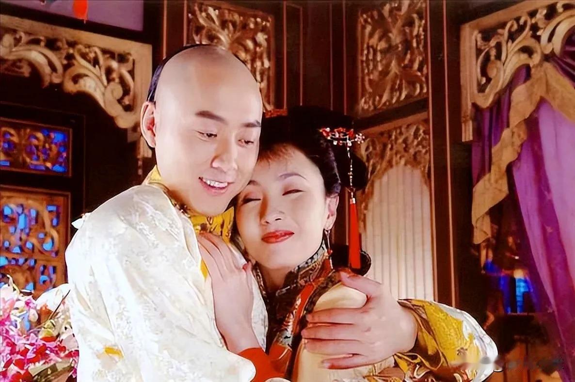 1807年7月，二皇子旻宁大醉，穿着宽松胸衣的婢女那拉氏扶着旻宁妩媚地说道：“二