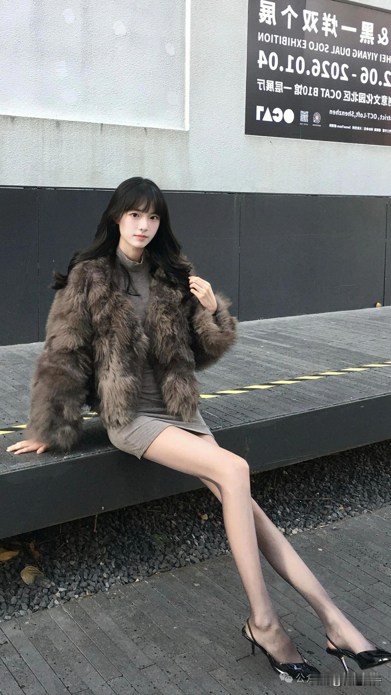 冬日穿搭指南：毛绒外套+短裙，温暖又时尚！🌟👗👠