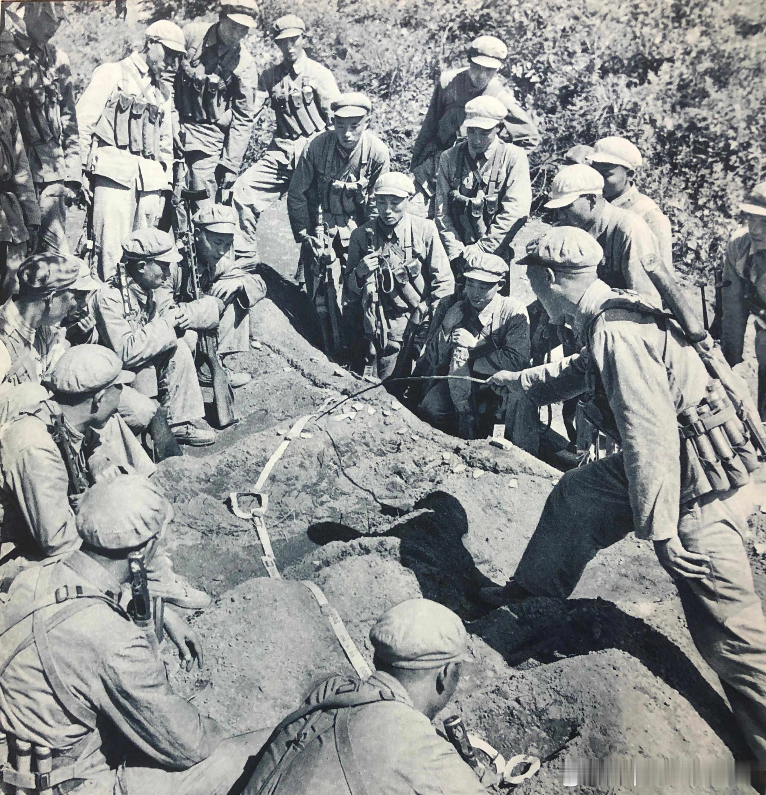 1953年7月金城战役前志愿军官兵一起摆沙盘，研究新的战法军事历史全触达