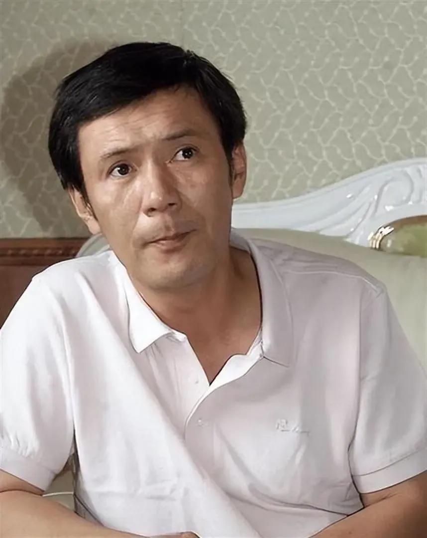 姚安濂的演艺路走得比旁人坎坷太多。作为国家一级演员，他早年跑了十几年龙套，收入微
