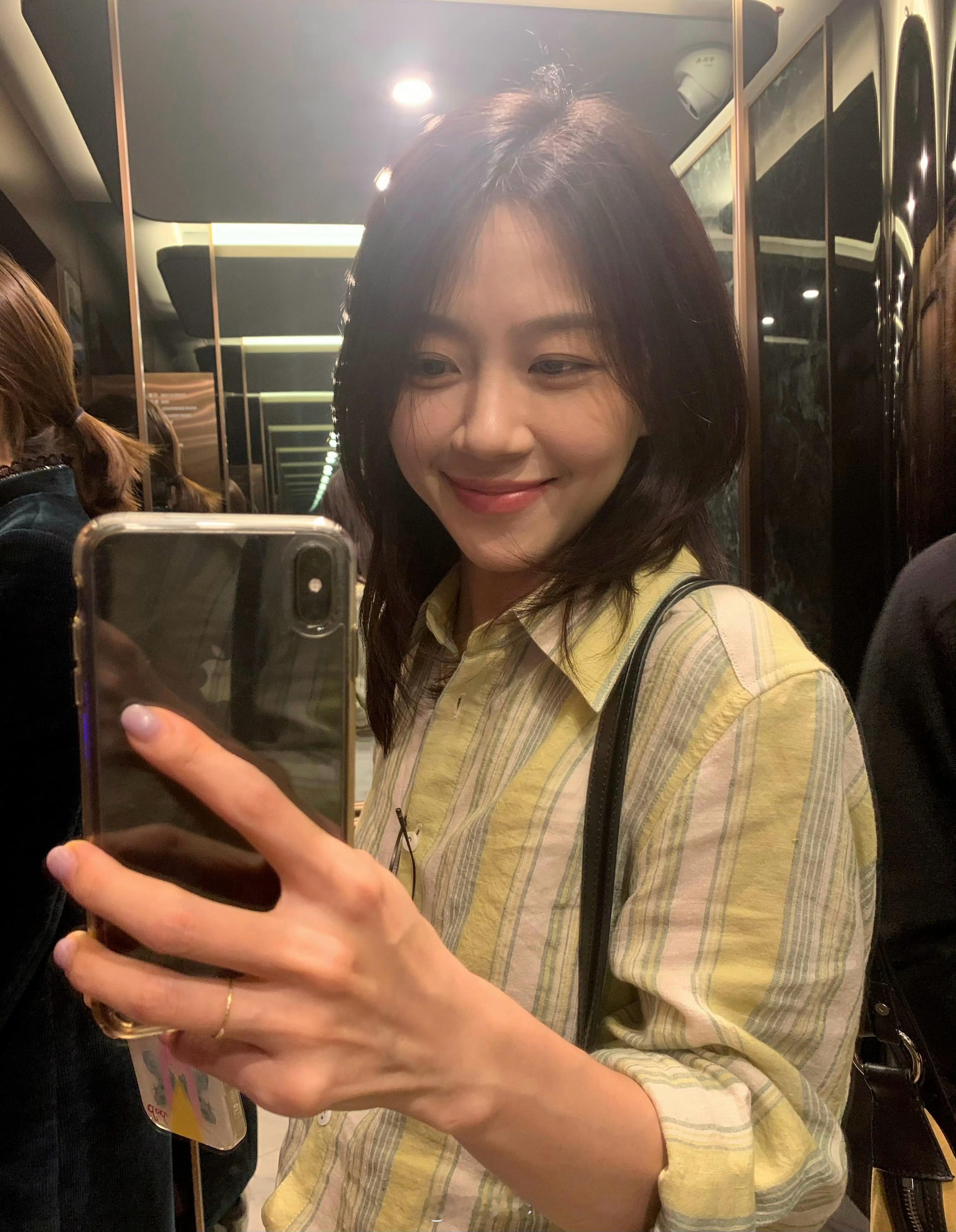 好看的小姐姐和知名互联网大V大彬子一样还在用iPhoneXs喝冰美式早餐吃三明