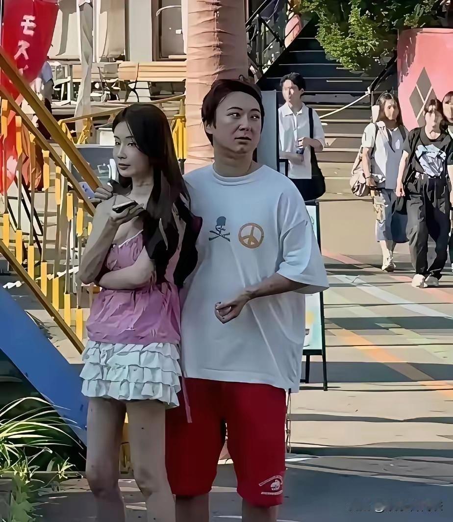 王思聪又换女友了？这次姑娘和以前真不一样。他老爹王健林前阵子在新疆考察被拍到