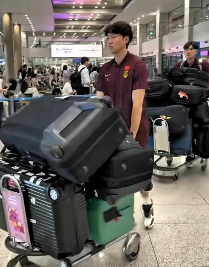 国足出国比赛带大量行李箱这件事确实挺令人费解的。据有关方面解释，国足行李除了比