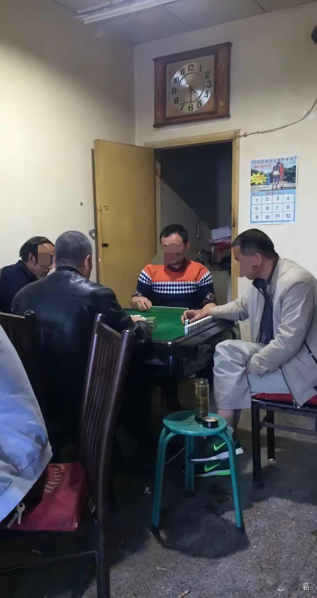 掏心掏肺帮朋友撑了整整一年麻将局，到头来才看透人情最经不起牌桌打磨。闲着凑局补
