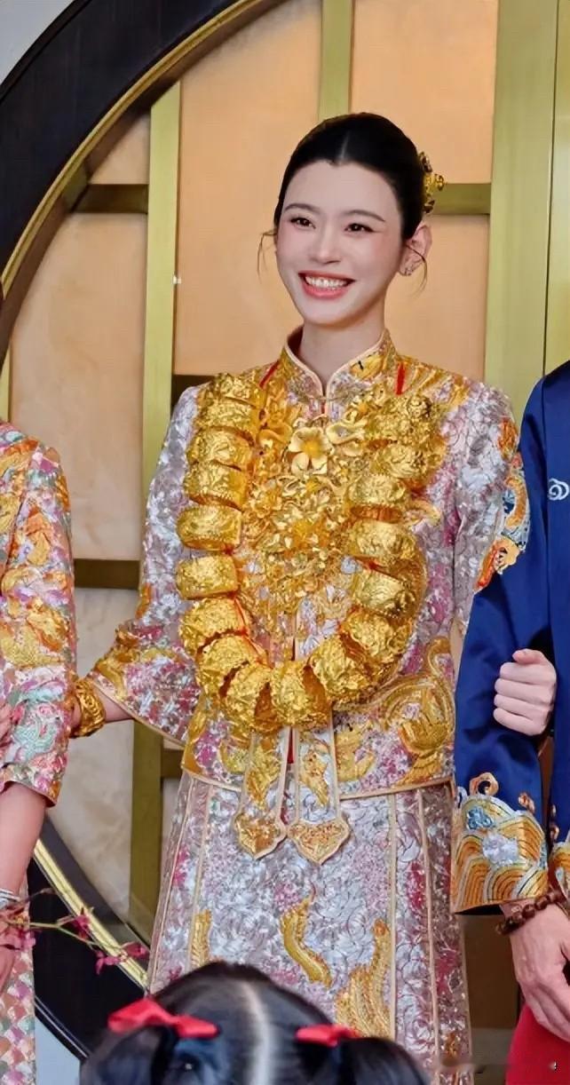 10月1日，奚梦瑶晒22只实心黄金围脖！迟到了7年的婚嫁敬茶礼，梁安琪补回来了