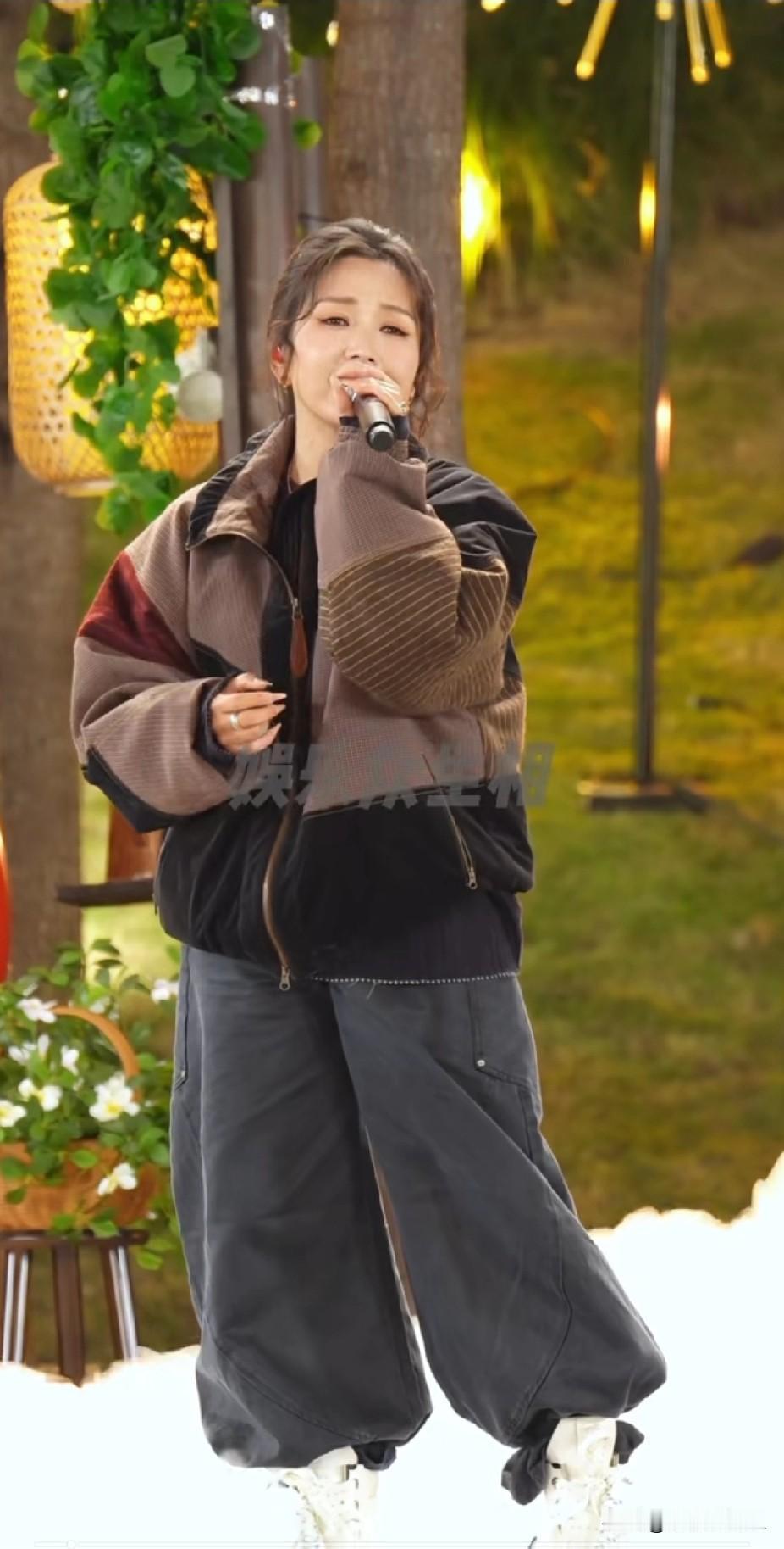 能说句实话吗？她真的很不会挑衣服，特别是裤子，这次不知又是带着哪种迷之自信，