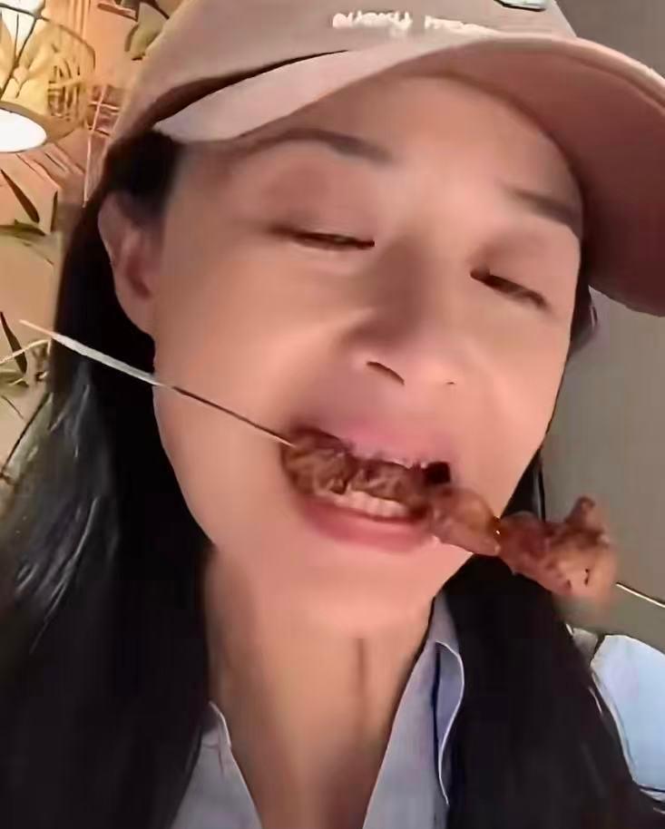 蒋欣在回民街连啃三串肉，喝光芝麻酱，买三份辣子冰淇淋，没人拦她。不是她疯了，是