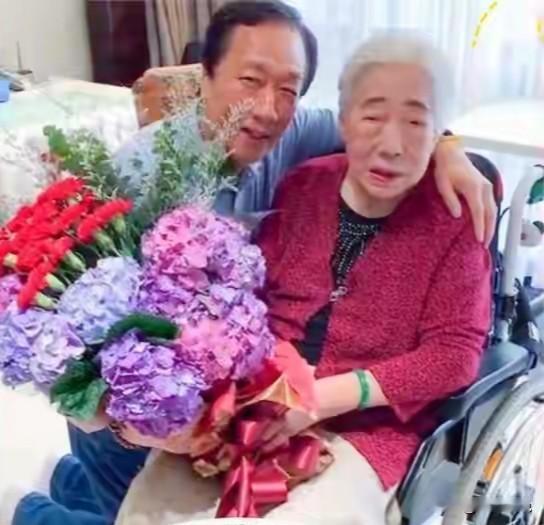 郭台铭母亲初永真辞世，享年百岁：她是他创业的第一笔“启动金”11月6日上午