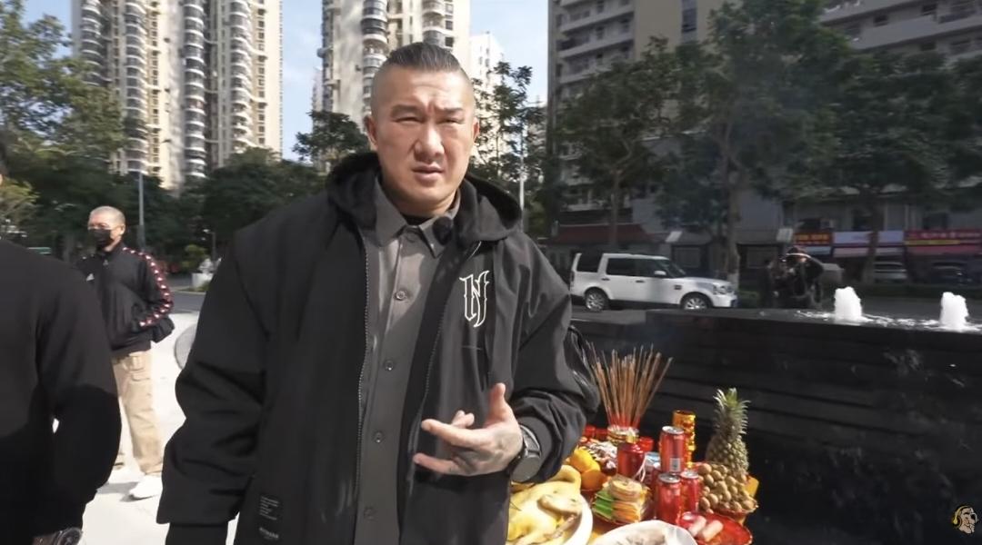 12月26日，馆长抵达厦门，到自己的电商公司剪彩。馆长透露，将会在27日上午十