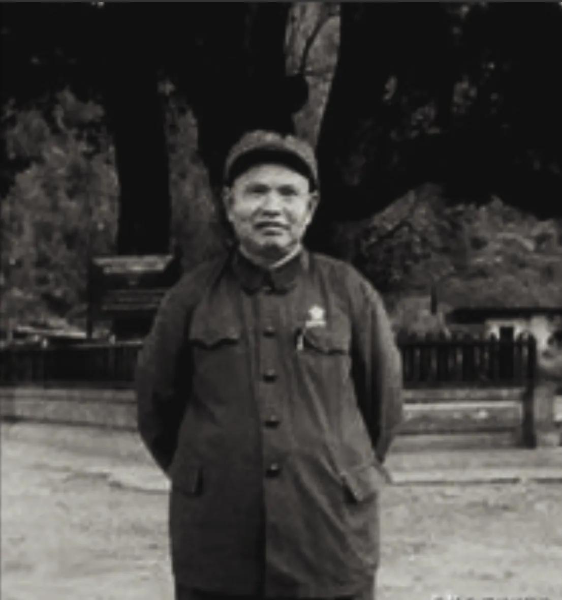 日军冲锋时脱掉军装只穿白衬衣，副团长王耀南一眼看穿：他们快撑不住了！1939