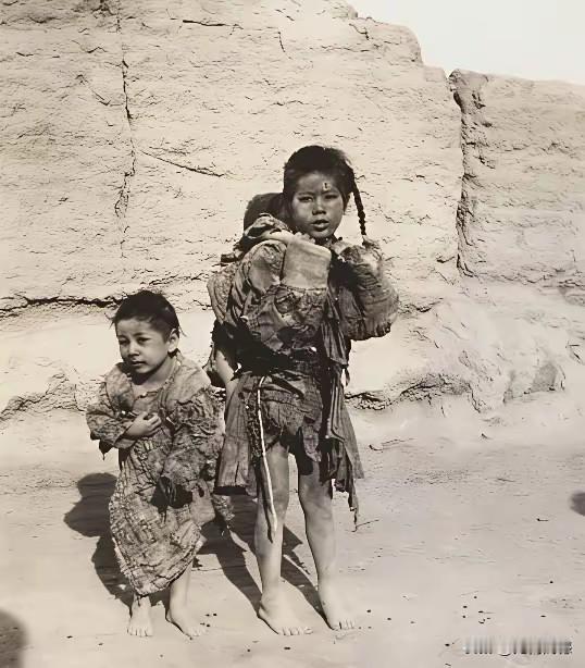 什么叫衣衫褴褛？什么叫穿的开花露瓣？这几张照片就很好的解释了这两个词，这是过去穷