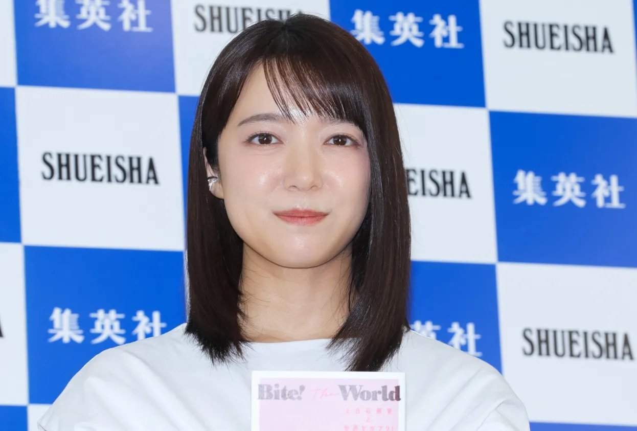 日娱新闻上白石萌音上白石萌音于5月26日在东京出席了写真随笔集《Bite!T