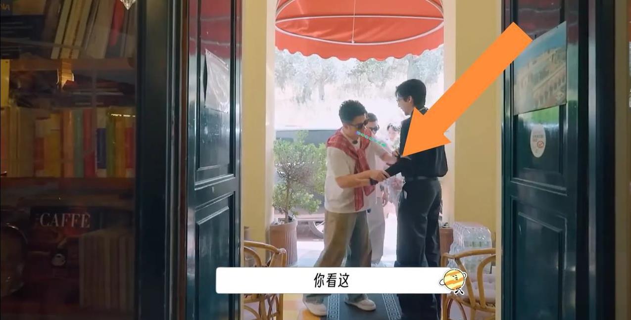 刘宇宁在门口迎接陈赫，陈赫一看到刘宇宁的衣服，就上前扯。我定睛一看，陈赫