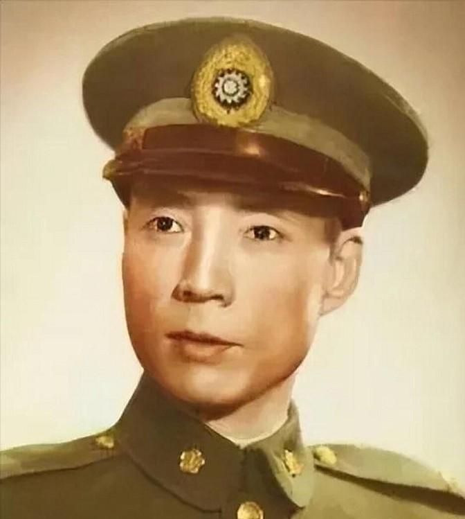 1947年，杜月笙六十大寿包场大戏院，淞沪警备司令宣铁吾带着姨太太去看戏，进门无