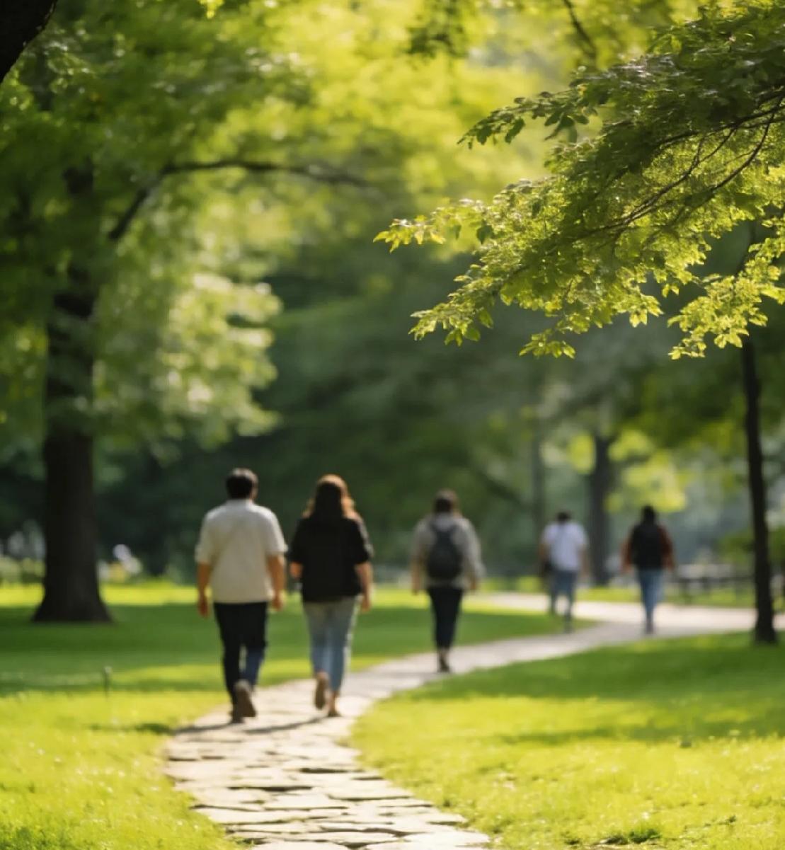很清醒的一段话:“人可以节约，也可以不买衣服，甚至吃差点，不修边幅都可以。但一