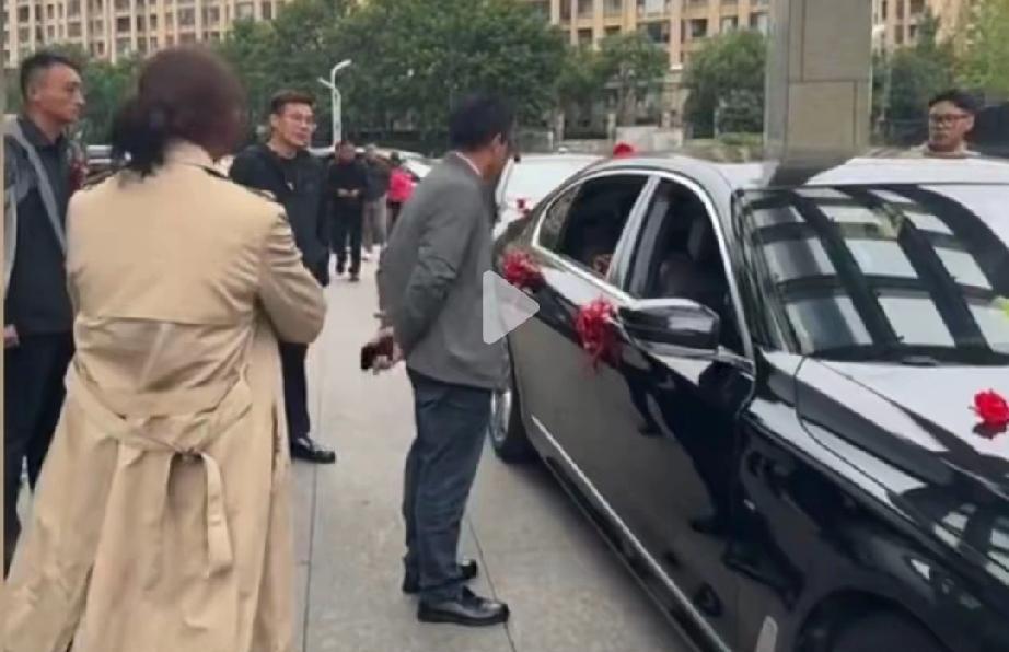 天呐!这婚礼现场竟因彩礼闹成这样!近日,江苏盐城一婚礼现场,老丈人怒拦婚车,