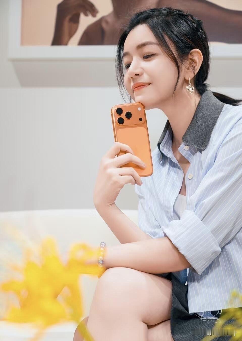 原来陈妍希是果粉，第一时间买到了新机并开始美美地拍照。