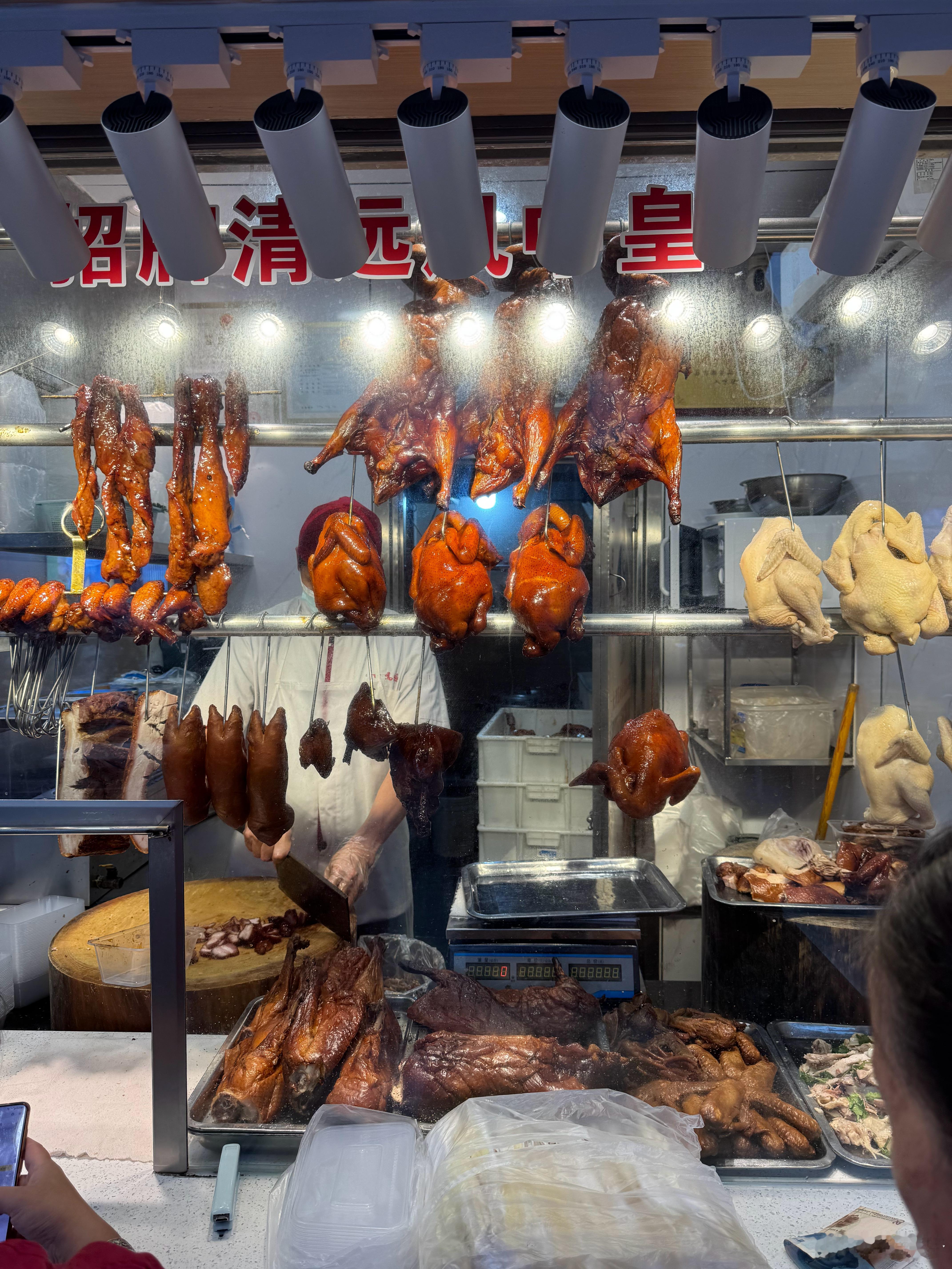 广州菜市场门口这类烧腊店品质一般不会太差我经常来这里搞鸭掌亦，很nice而且这里