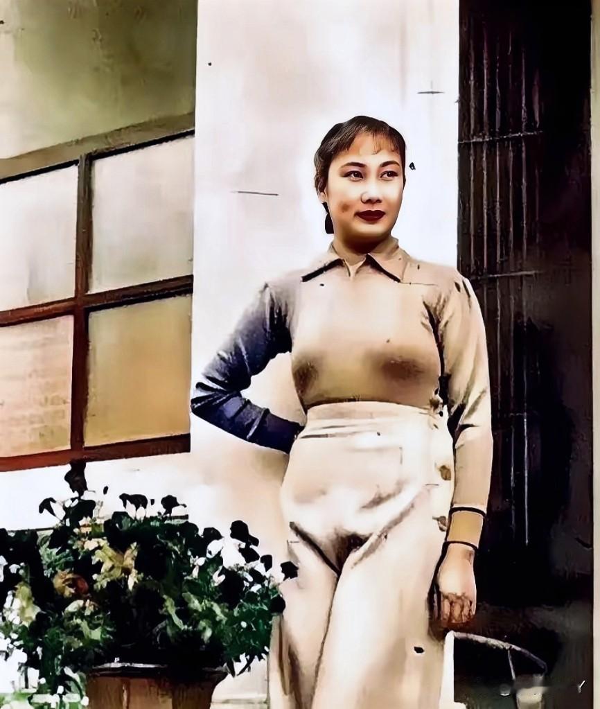 民国第一美女胡蝶，一九三三年在上海的珍贵留影。时年25岁，果真是气质绝佳，美貌绝